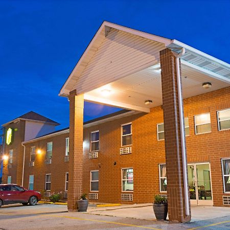 מלון Woodson Terrace Super 8 By Wyndham St. Louis Airport מראה חיצוני תמונה