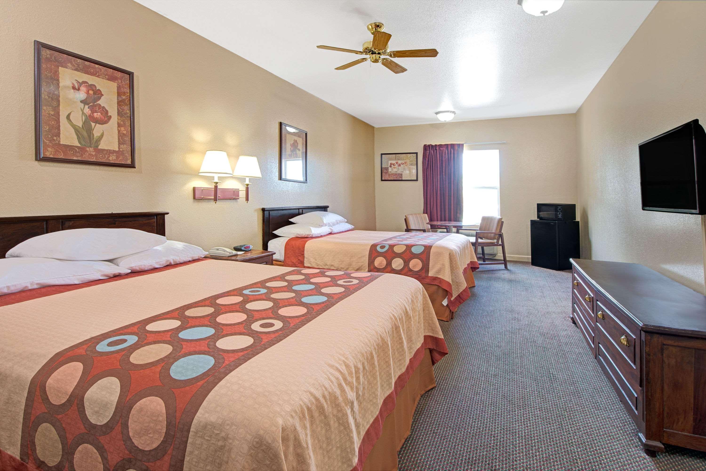 מלון Woodson Terrace Super 8 By Wyndham St. Louis Airport מראה חיצוני תמונה