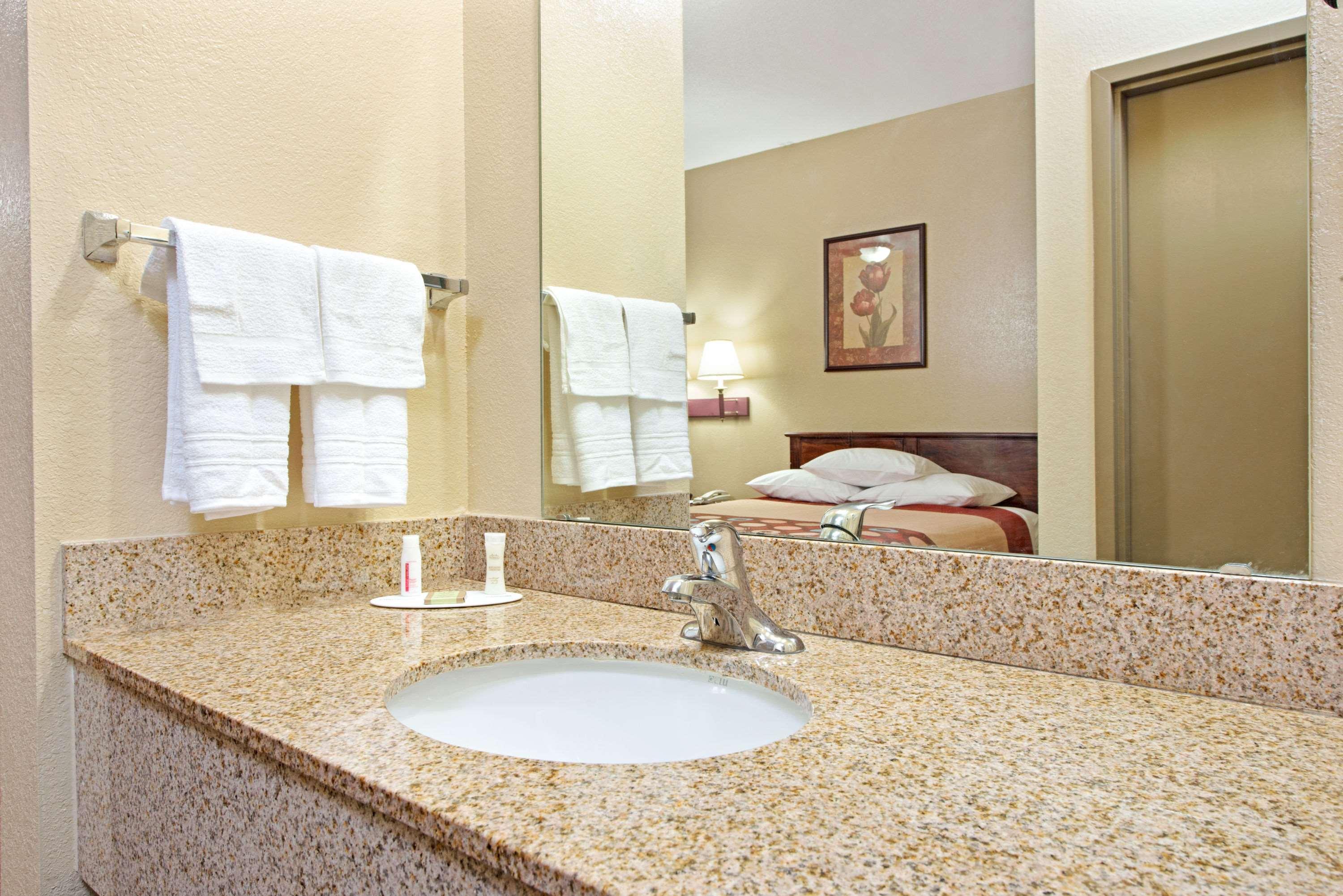 מלון Woodson Terrace Super 8 By Wyndham St. Louis Airport מראה חיצוני תמונה