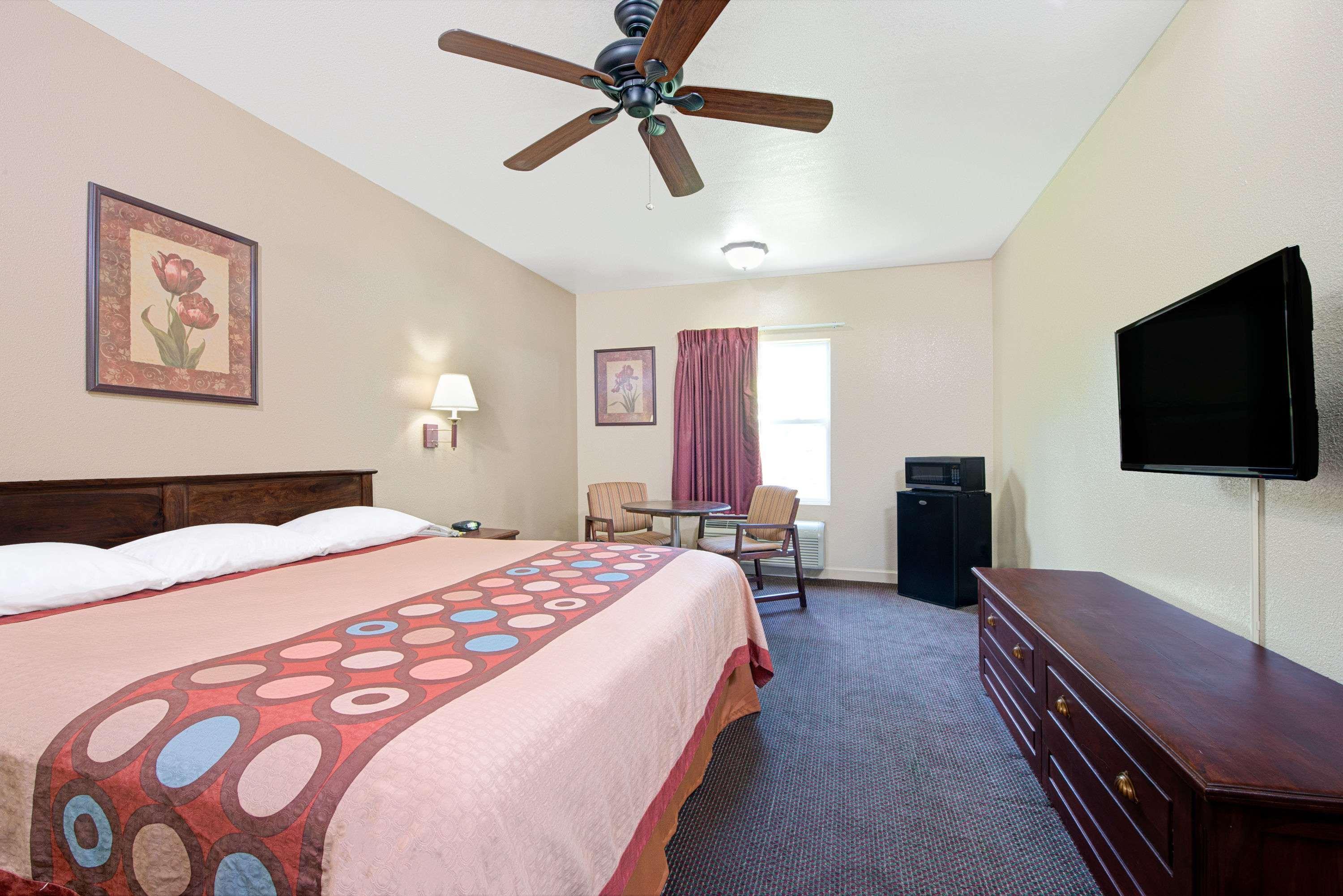מלון Woodson Terrace Super 8 By Wyndham St. Louis Airport מראה חיצוני תמונה