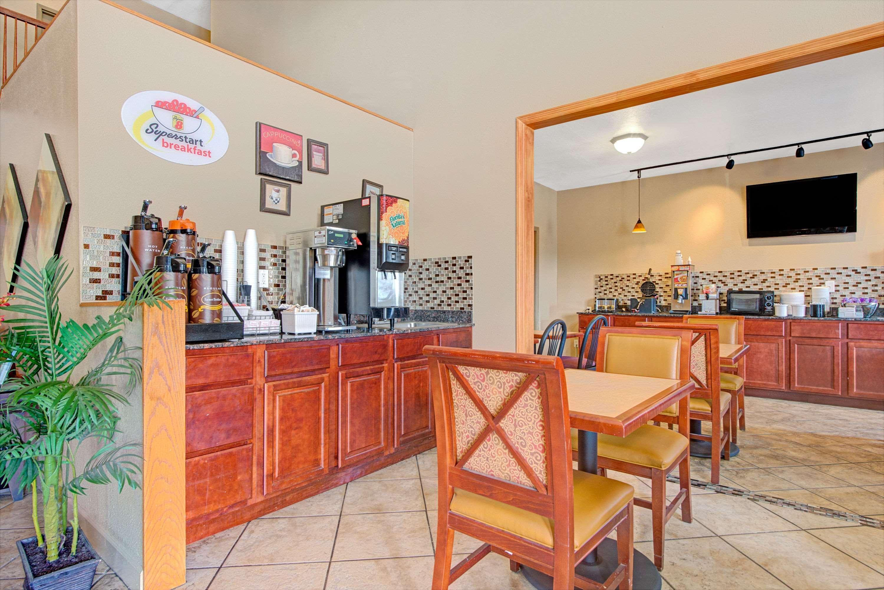 מלון Woodson Terrace Super 8 By Wyndham St. Louis Airport מראה חיצוני תמונה