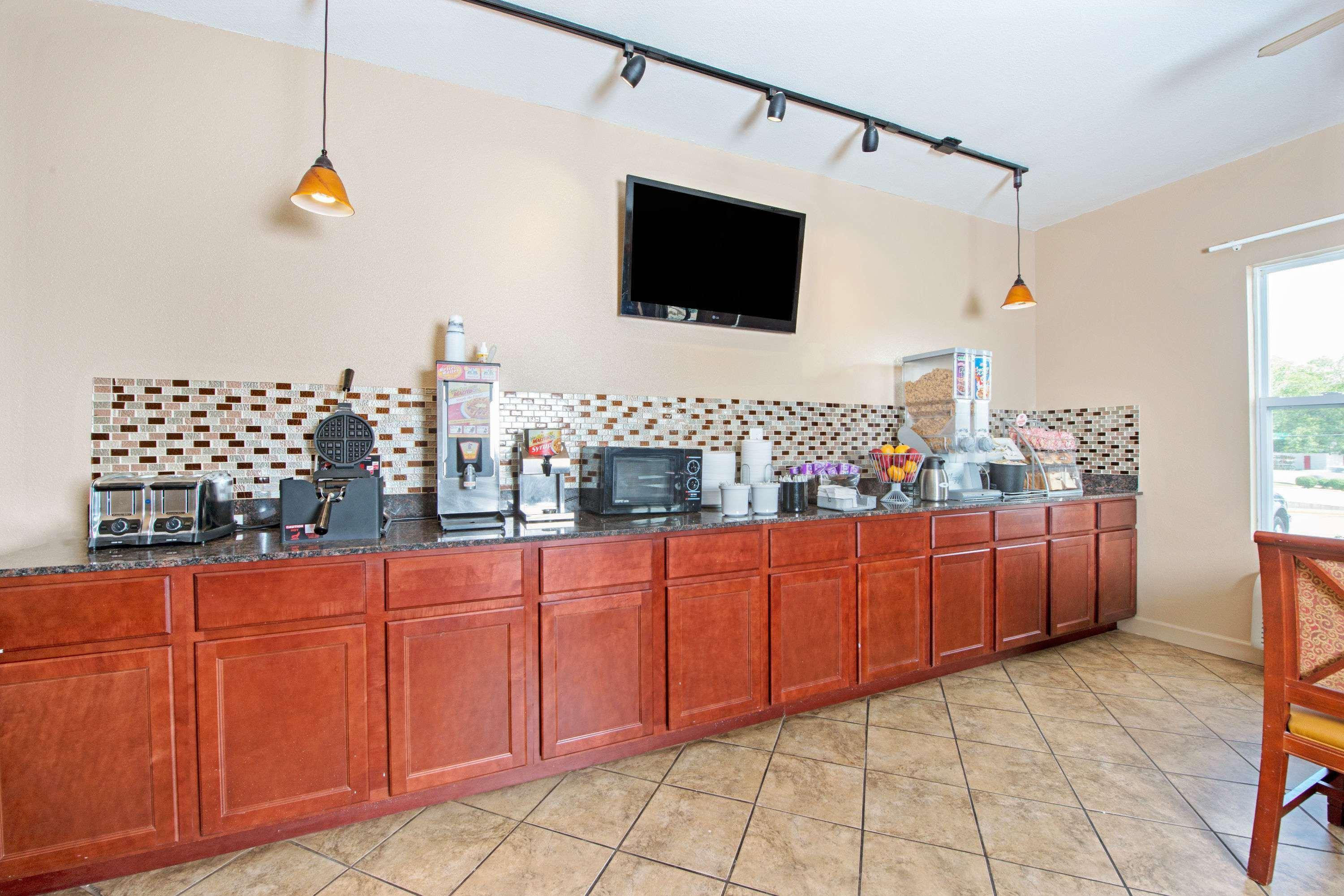 מלון Woodson Terrace Super 8 By Wyndham St. Louis Airport מראה חיצוני תמונה