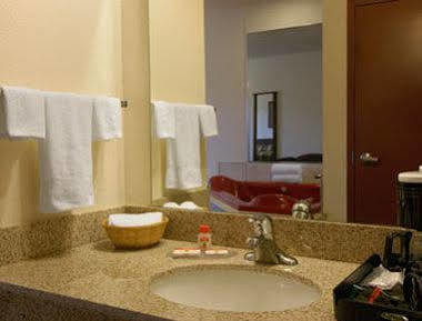 מלון Woodson Terrace Super 8 By Wyndham St. Louis Airport מראה חיצוני תמונה