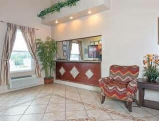 מלון Woodson Terrace Super 8 By Wyndham St. Louis Airport מראה חיצוני תמונה